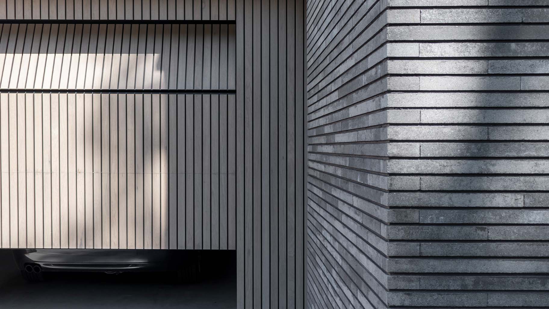 Frake houten latten verticaal geprofileerd