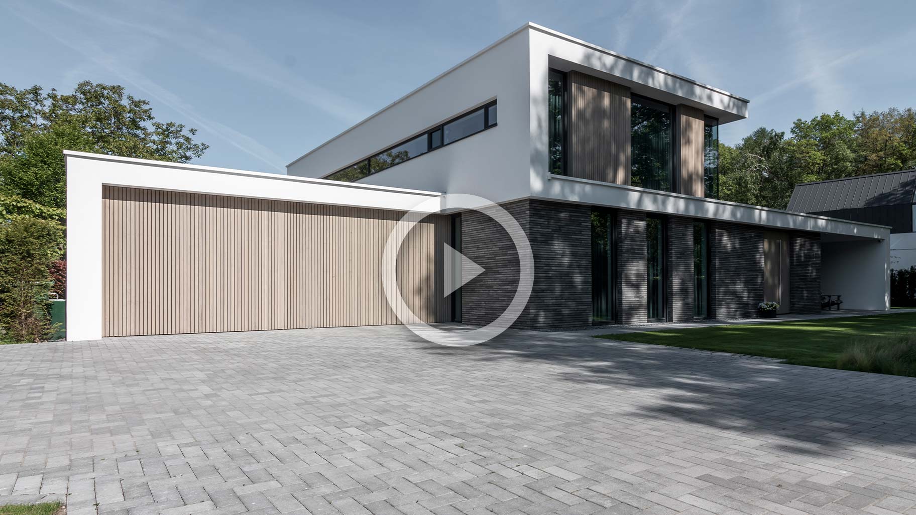 video frake wooden door