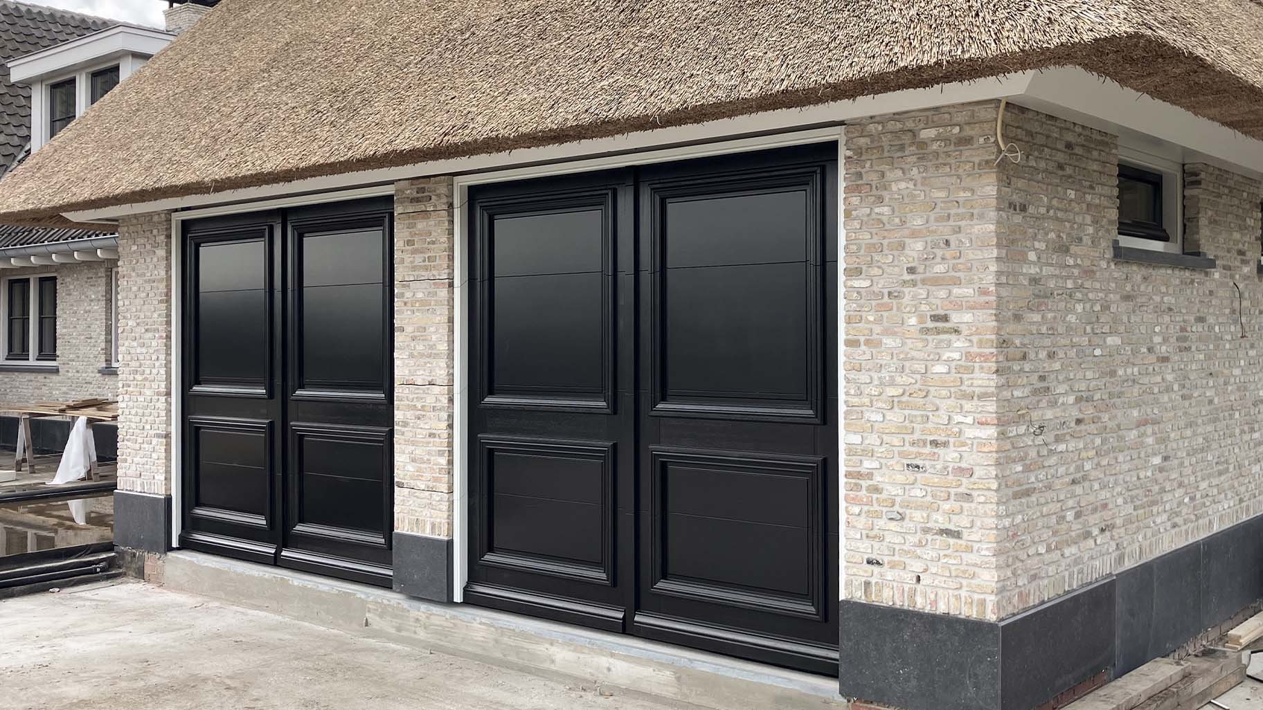 garagedeur steenstrips en kolom van different doors