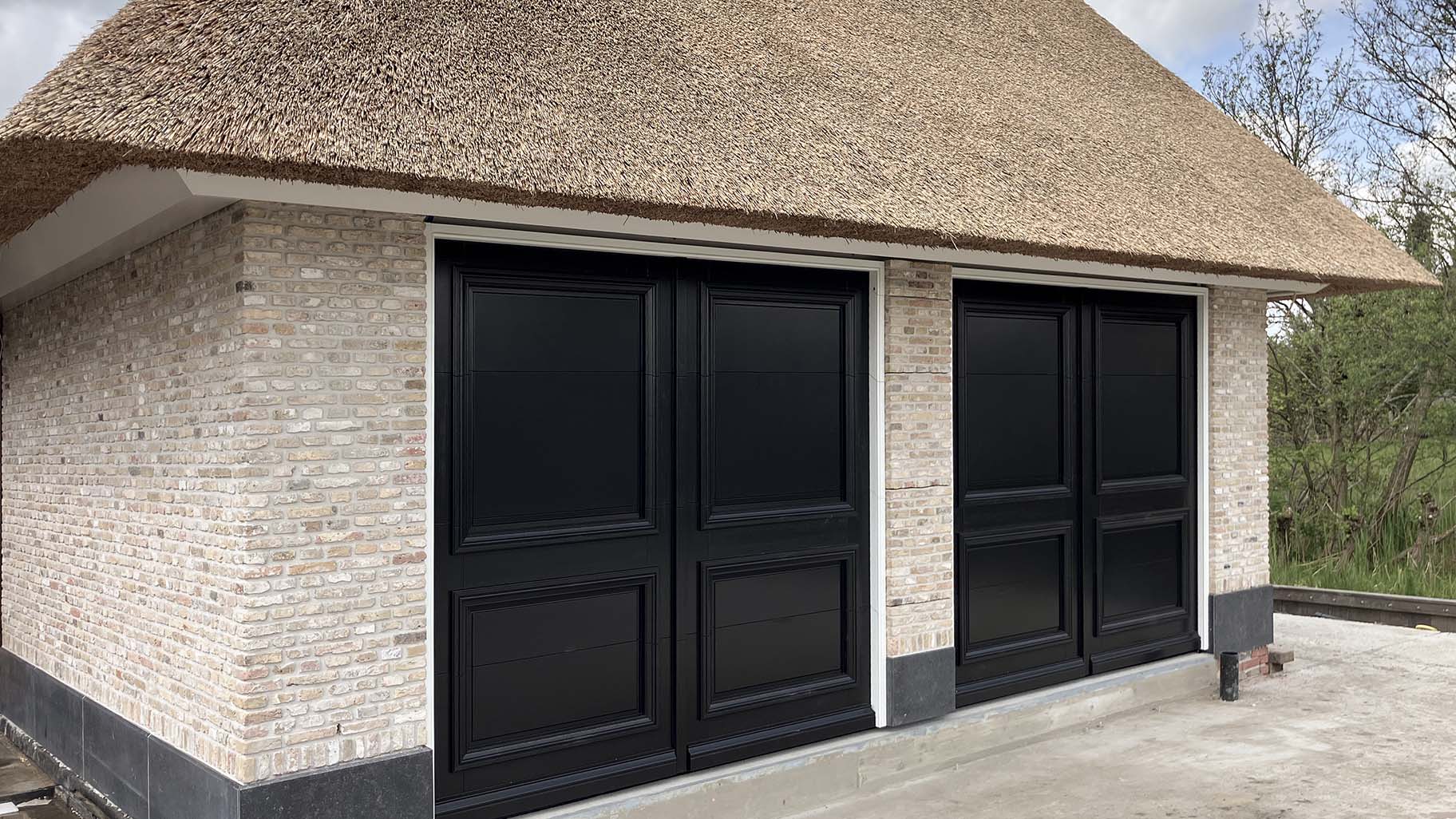 garagedeur steenstrips en kolom van different doors