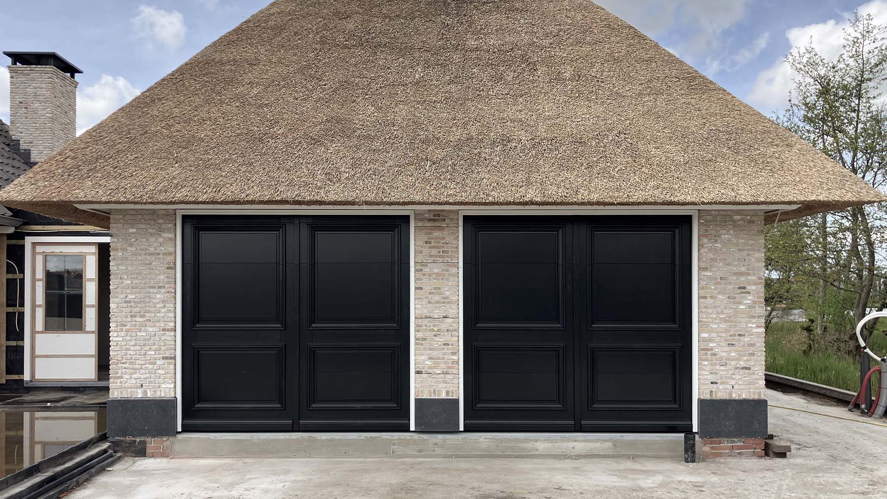 garagedeur steenstrips en kolom van different doors