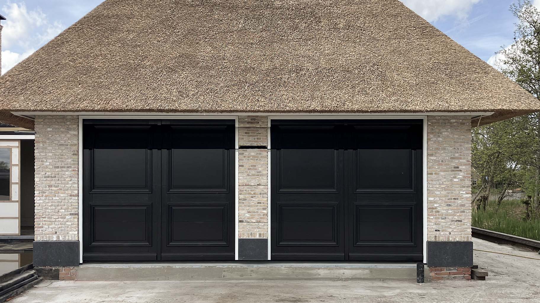 garagedeur steenstrips en kolom van different doors