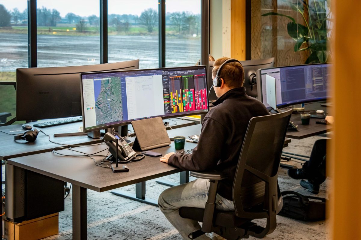 klantenservice-houten-garagedeuren-different-doors